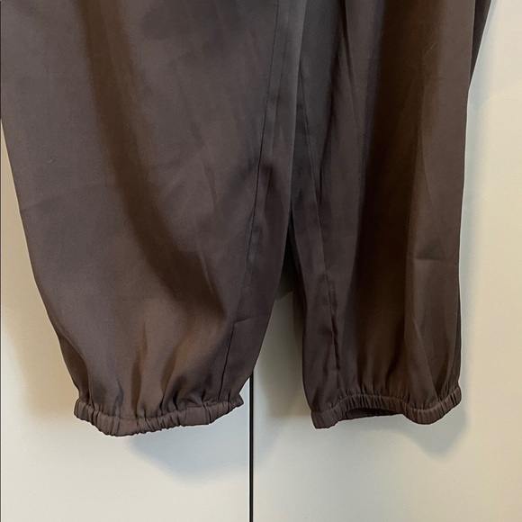 Bebe Dark Taupe Brown Sleeveless Jumpsuit Chain Detail, Size L - Picture 6 of 10